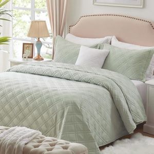 Brand new comforter quilt with pillow shams